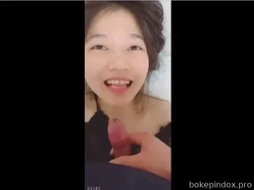 Dia bayi yang baik dan cantik, jilatannya menghangatkan hati
