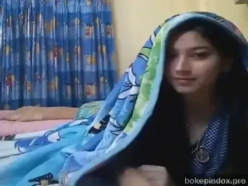 Cewe Cantik Buka BH di Depan Kamera