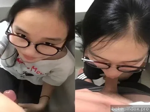 Gadis berkacamata itu suka menghisap ayam