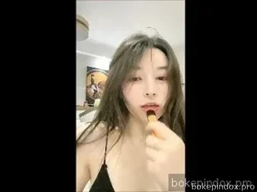 Gadis cantik di rumah selama pandemi