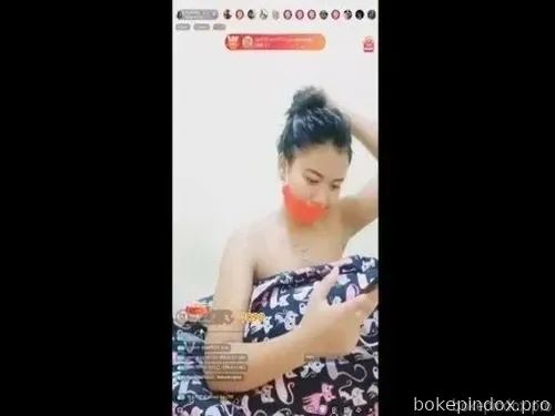 Memamerkan payudaranya agar dilihat pemirsa